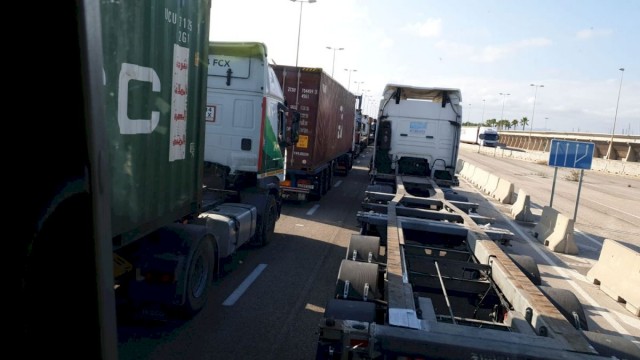 Los transportistas denuncian que la saturación de las terminales del Puerto les cuesta 3 millones al mes