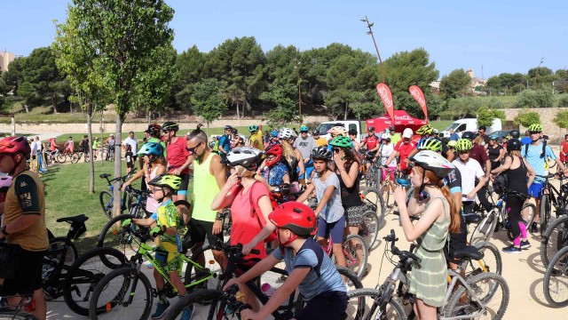 Más de medio millar de personas celebran en Benidorm el ‘Día de la Bicicleta para todos’

