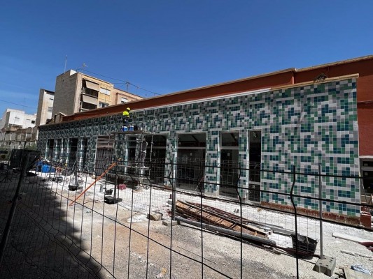 Comienzan los trabajos de retirada del fibrocemento de la fachada y cubierta del Mercado de Carolinas