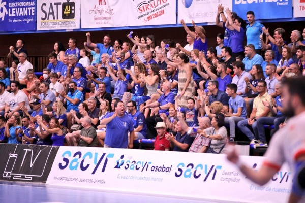 Jugadores y 'staff' técnico del Benidorm celebran la clasificación europea con su entregada afición