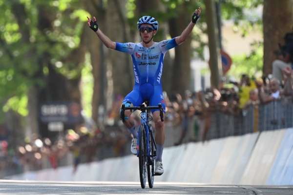 Simon Yates gana y Carapaz arrebata la maglia rosa a Juanpe