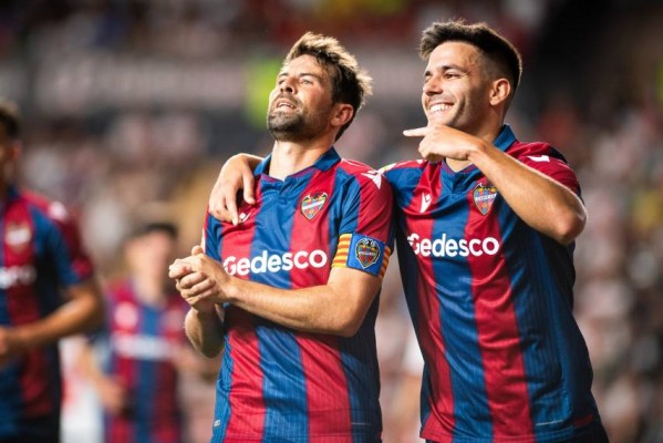 Coke cierra su etapa en el Levante tras jugar cien partidos
