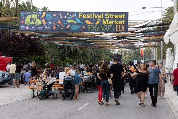 La música en directo y las ‘foodtrucks’ con gastronomía internacional regresan al Paseo de la Estación de Elche