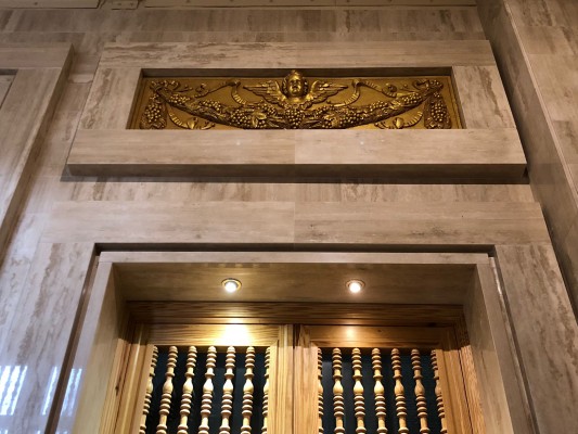 La basílica de Sant Pasqual luce dos nuevos bajorrelieves como parte de la remodelación del acceso oeste  