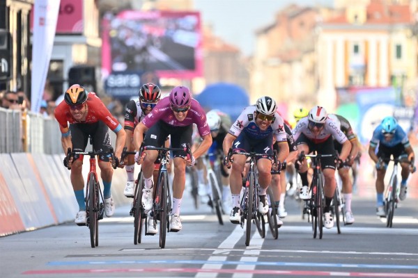Démare triunfa en Cuneo y se corona en el Giro con tres etapas