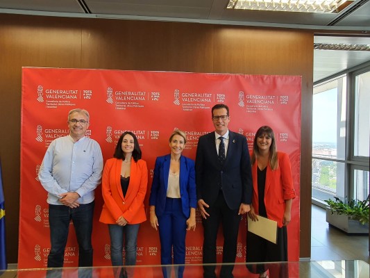 Rubén Alfaro y la ministra firman el protocolo de actuación para el desarrollo de la Agenda Urbana en Elda