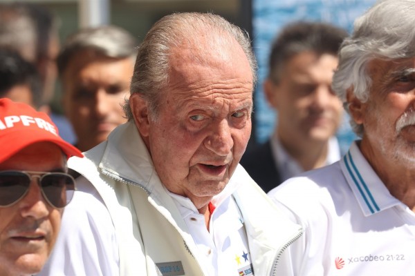 El emérito, aclamado a su llegada al náutico de Sanxenxo con vítores de 