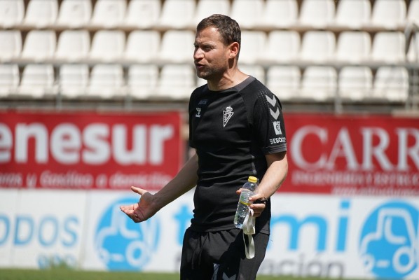 El Murcia inicia el asalto al ascenso estando 