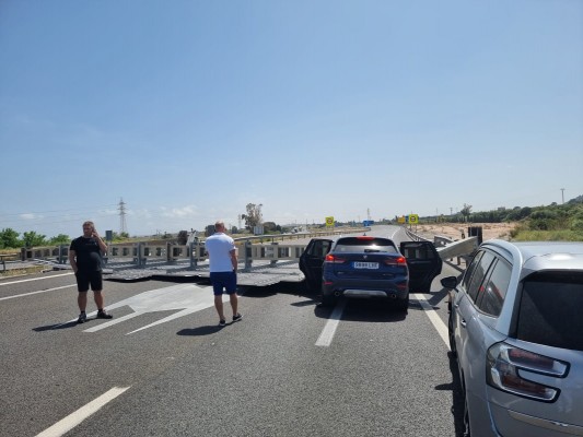 Un accidente obliga a cortar durante horas la AP7 a la altura de Sagunt y provoca colas kilométricas 