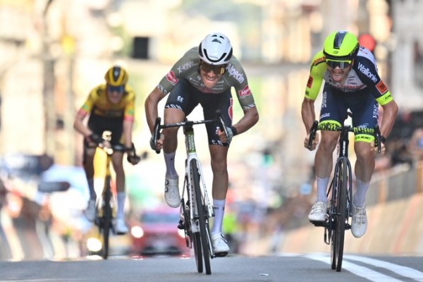 Oldani gana en Génova la etapa más larga del Giro, Juanpe López sigue de rosa
