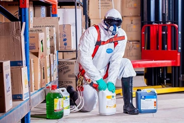 Bruselas da un último aviso: España debe limitar la exposición de trabajadores a químicos cancerígenos
