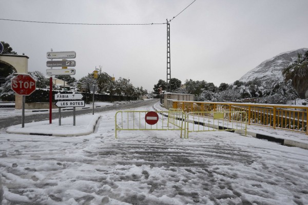 La nieve corta la A-7 en Alcoy e impide la circulación de camiones por la autopista
