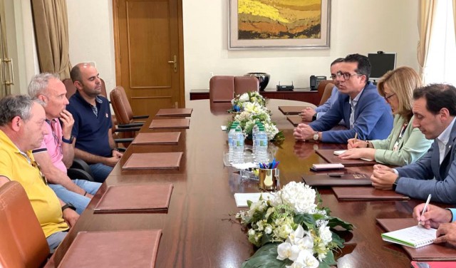 Rubén Alfaro, en reuniones para que Elda acoja un centro de exámenes del carné de conducir