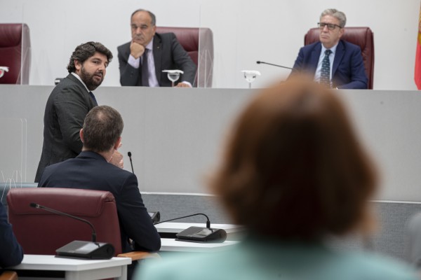 López Miras dice 'no' a crear una comisión de investigación sobre los contratos de las mascarillas