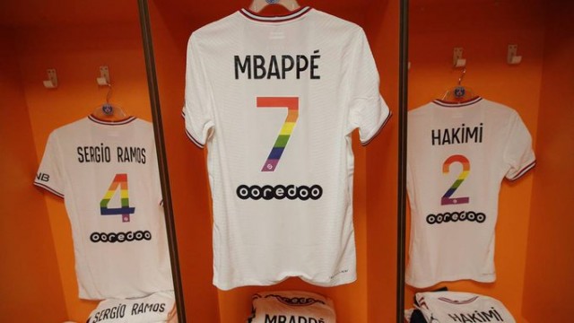 Gueye deberá explicar su negativa a vestir la camiseta con la bandera multicolor
