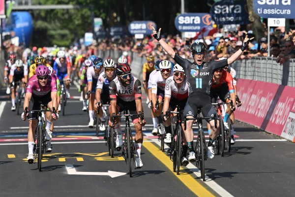Dainese arrebata el triunfo a Gaviria sobre la línea