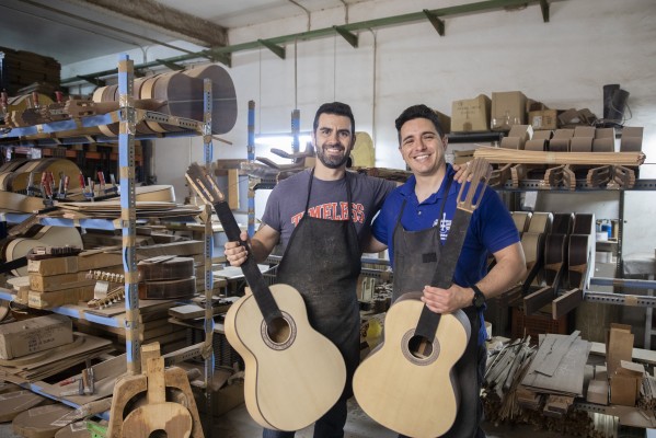 La casa centenaria valenciana que ha construido guitarras para Paco de Lucía y Estopa

