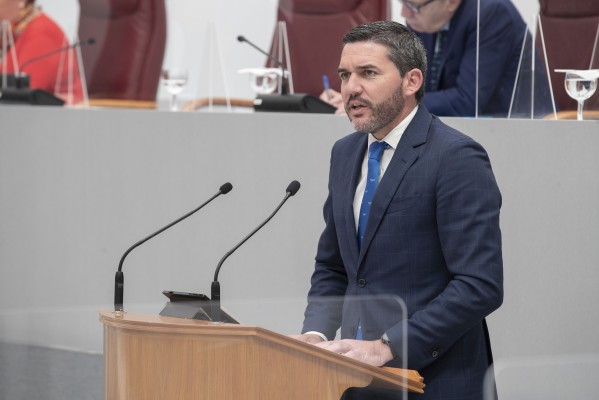El episodio de peces muertos estalla en el pleno: la oposición pide la dimisión del consejero Luengo