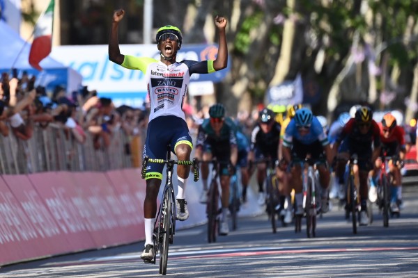  Girmay fulmina a Van der Poel al esprint; Juanpe López sigue líder