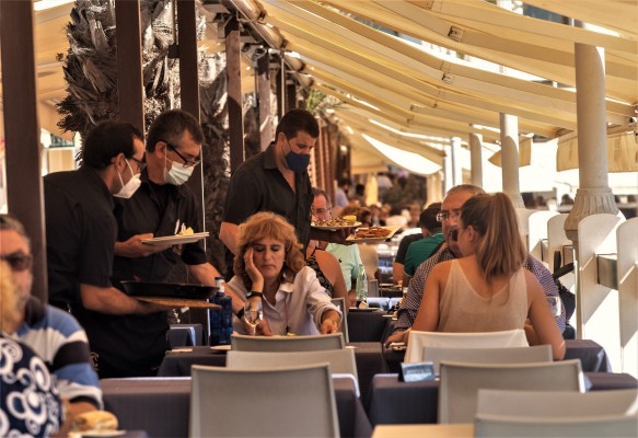 La falta de camareros y cocineros pone en alerta al sector hostelero, que se plantea contratar personal de otras comunidades 