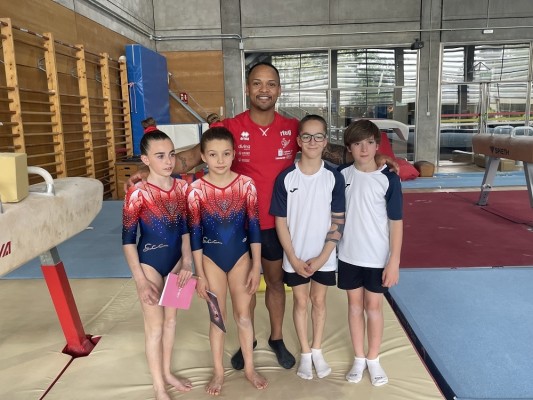 Dos gimnastas del Club Antares de Valencia disfrutan de una masterclass con Ray Zapata 