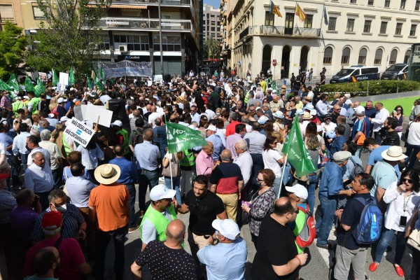 Más de mil regantes claman en Alicante contra el recorte de los caudales del Tajo-Segura