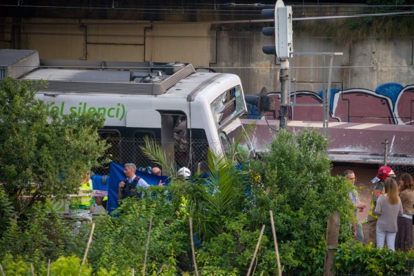 Un muerto y más de 80 heridos al chocar un tren de mercancías y otro de pasajeros en Sant Boi de Llobregat