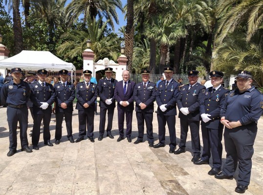 La Generalitat reconoce a policías de Alicante con la medalla al mérito