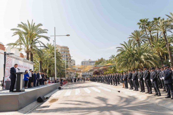 Interior condecora en Elche a 307 agentes de las Policías Locales de Alicante por su labor 