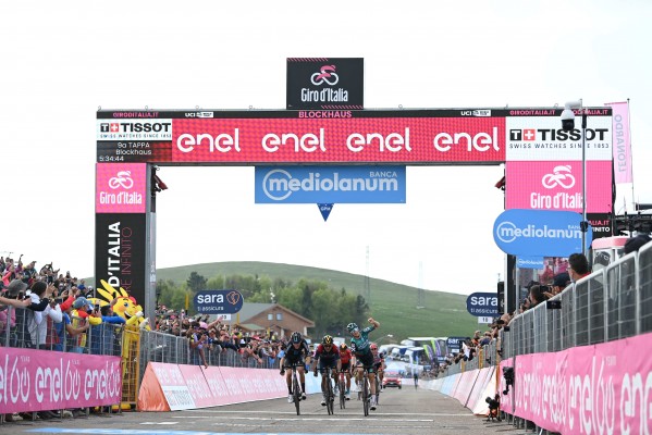 Hindley hace cumbre en el Blockhaus, Juanpe López salva la maglia rosa
