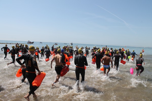 El Oceanman abre el calendario de pruebas deportivas en Benicàssim con 600 nadadores