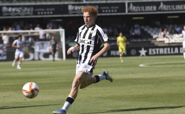 El juvenil De León pone la nota positiva para el Castellón en otra jornada para olvidar