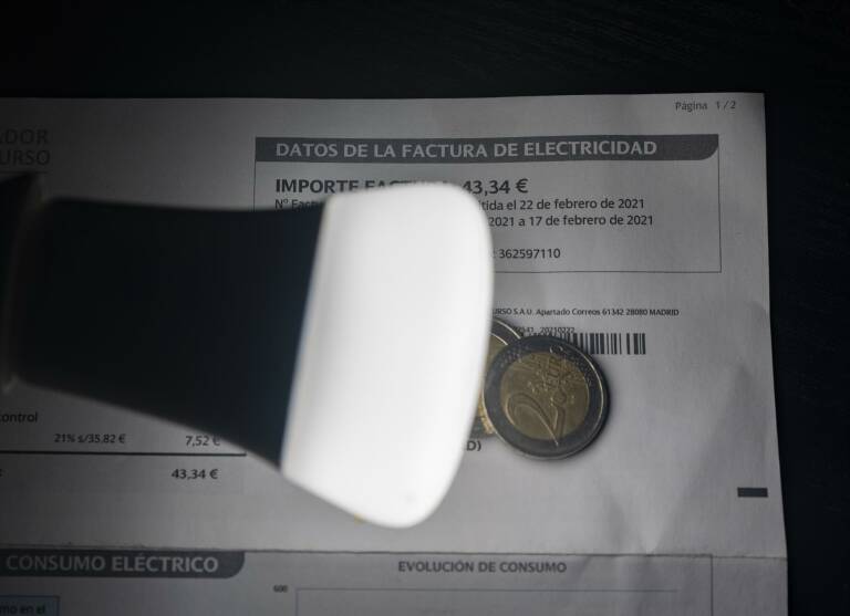El precio de la luz sube este lunes un 53% y vuelve a acercarse a los 200 euros/MWh
