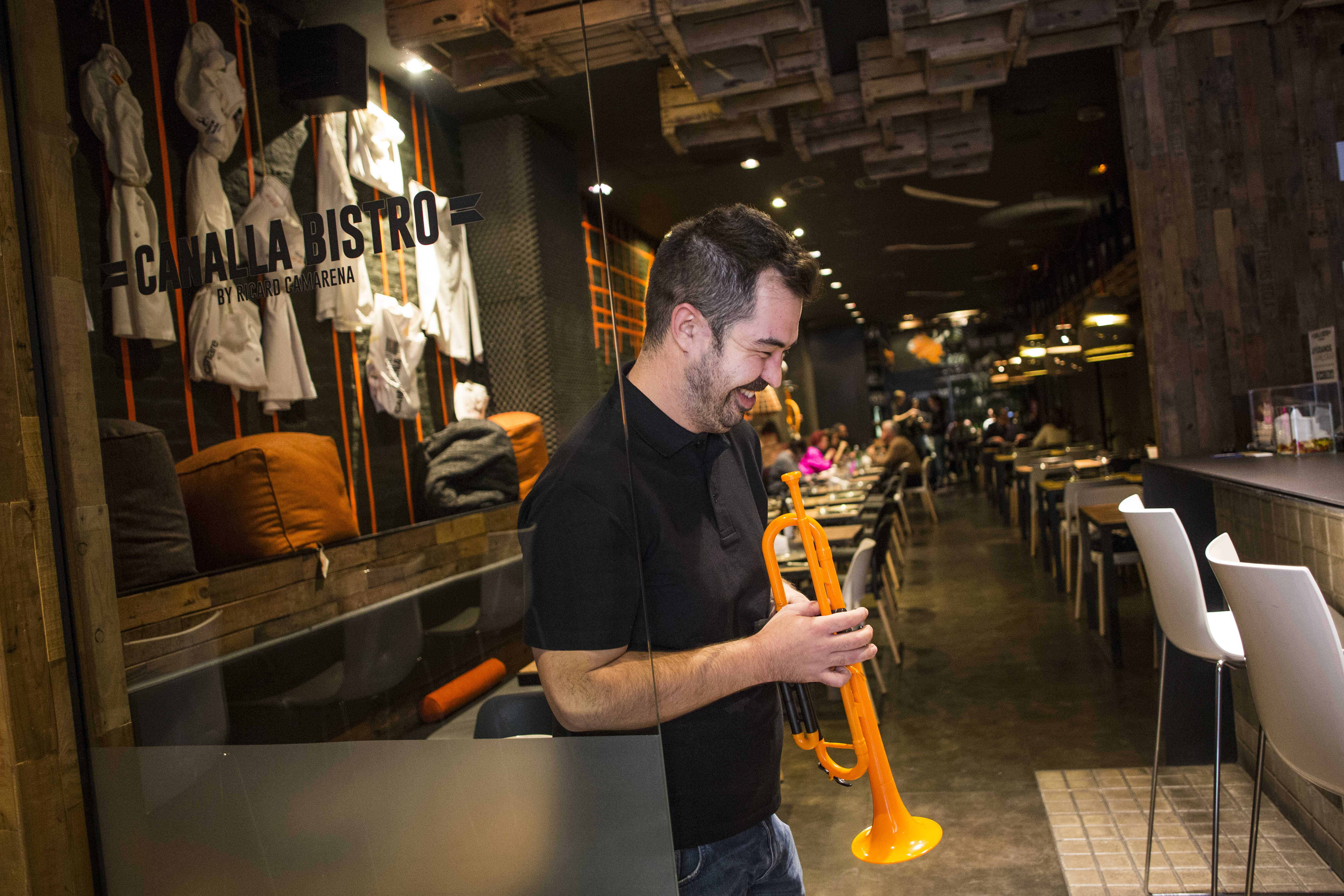 Juanma Llorens en Canalla Bistro. Foto: EVA MÁÑEZ - 