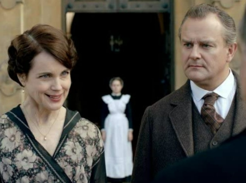 El protagonista de ‘Downton Abbey’, Robert Crawley, acompañado por su esposa Cora Crawley. Foto: IMDB - 