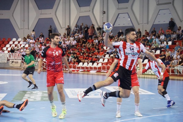 El Fertiberia Puerto Sagunto pierde en los últimos minutos contra el Burgos (33-35)