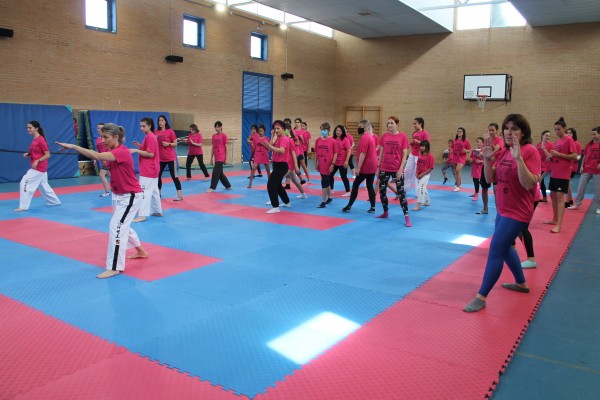 
El IES Violant de Casalduch de Benicàssim acoge unas jornadas de defensa personal femenina