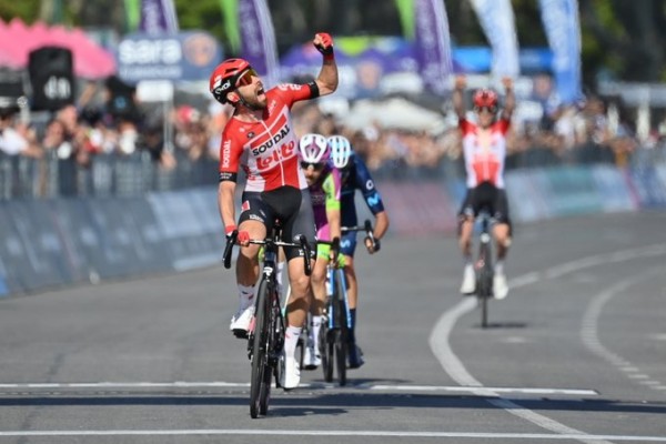 Thomas de Gendt se impone en Nápoles y Juan Pedro López sigue de rosa
