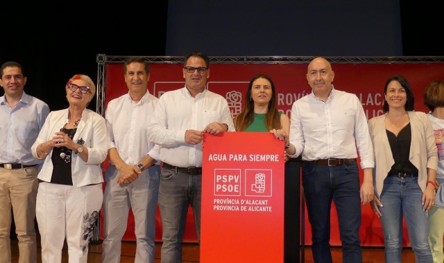 El PSOE reúne a 200 personas en Los Montesinos en defensa del 