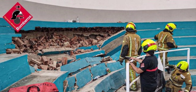 Cuatro menores heridos leves tras derrumbarse la grada en un pabellón de Elda