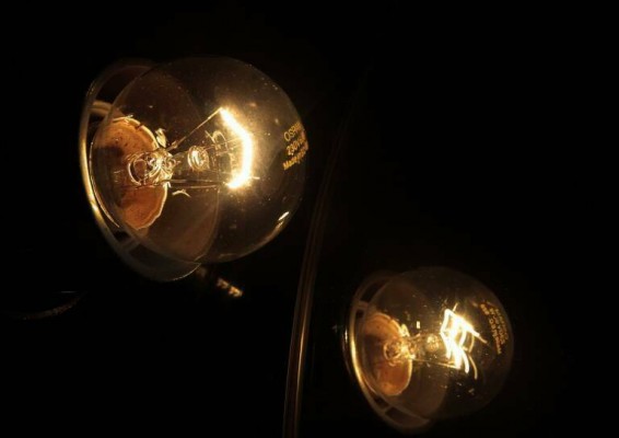 El precio de la luz se desploma un 33 % y marcará este domingo 127,23 euros/MWh
