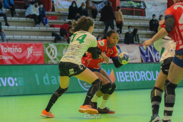 María Flores renueva por una temporada con el Balonmano Elche
