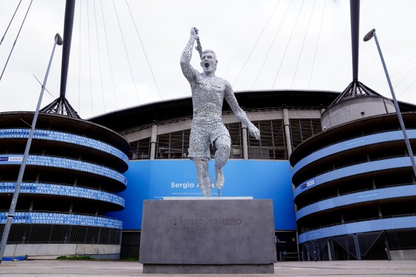 El Manchester City desvela la estatua en honor al 'Kun' Agüero en el Etihad Stadium