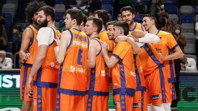 El Valencia Basket busca un triunfo en la pista del Obradoiro para ser tercero
