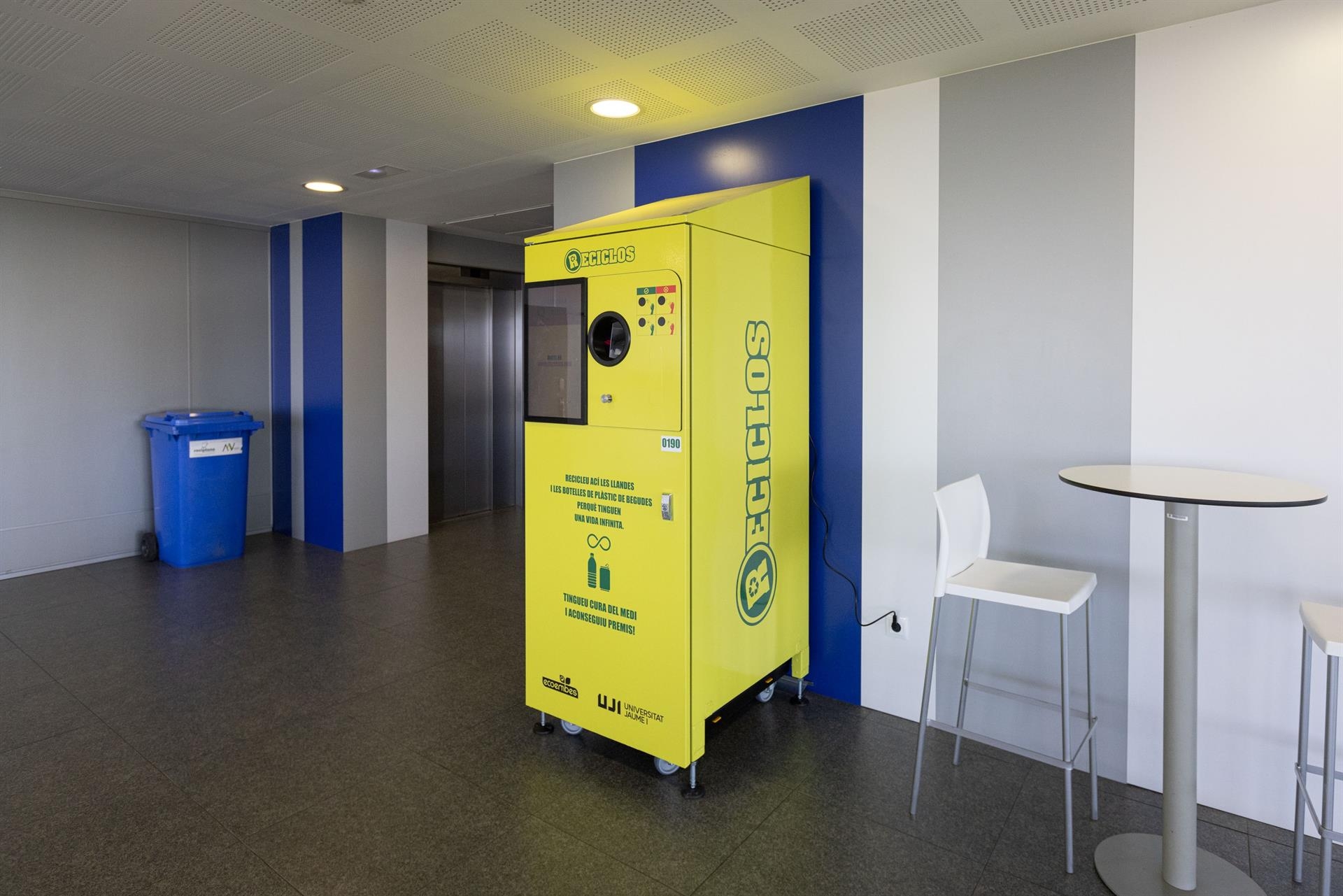 La UJI incorpora máquinas que recompensan por reciclar latas y botellas de plástico