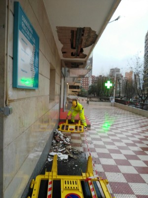 Desprendimientos y goteras en el centro de salud del Rincón de Loix de Benidorm por el temporal