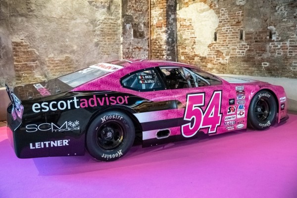 El Circuit Ricardo Tormo veta un coche con publicidad del buscador de prostitutas Escort Advisor