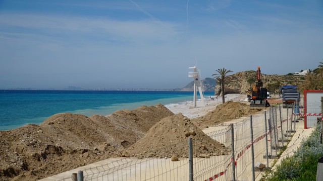 Comienzan los trabajos de regeneración del paseo del Paradís de la Vila tras los fenómenos costeros