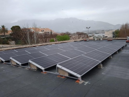 Altea instala placas solares en los edificios de la Policía Local y la FPA para autoconsumo
