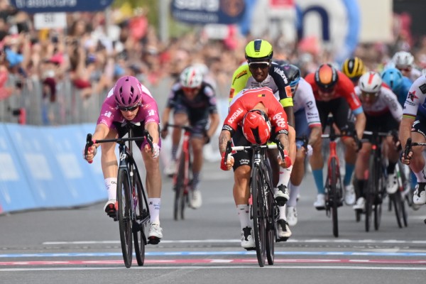 Arnaud Démare repite victoria y Juanpe López sigue líder antes de la montaña
